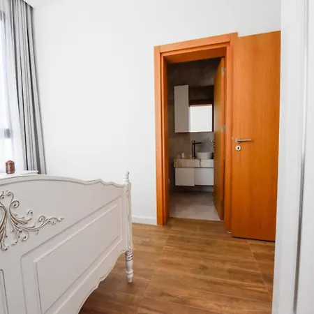 The Country Club & 아파트