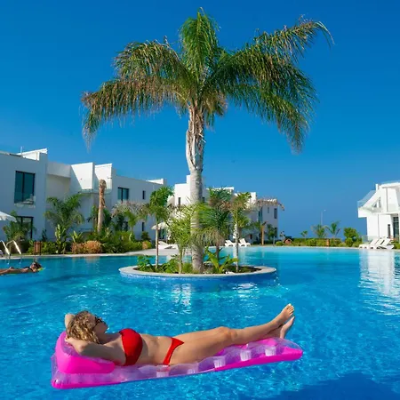 The Country Club & * Akanthou