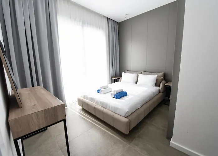 The Country Club & アパート Akanthou